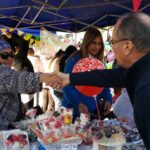 Descalzo en la feria