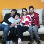 Diego Roda con sus tres hijos y su esposa Virginia Tueso