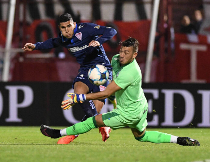 Morón debutó con empate