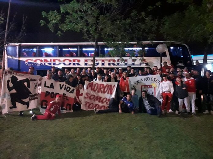 Hinchas de Morón rumbo a Córdoba