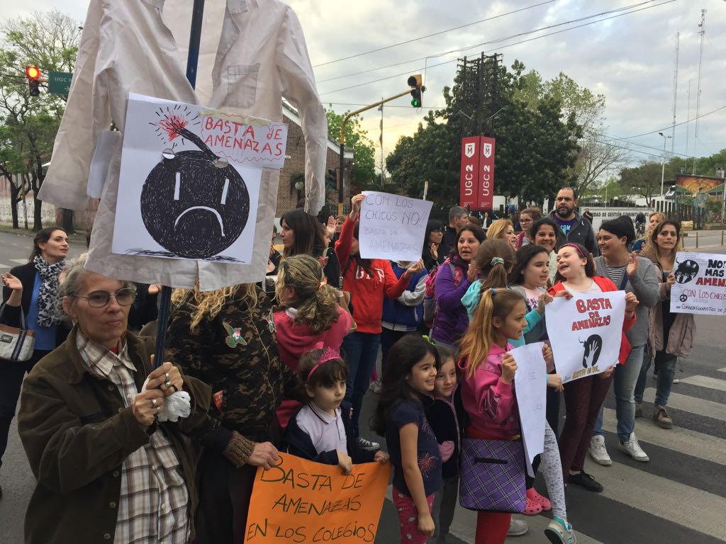 Protestaron en Haedo para pedir que se terminen las amenazas de bomba ...
