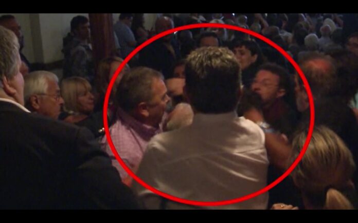 Escándalo en la audiencia pública