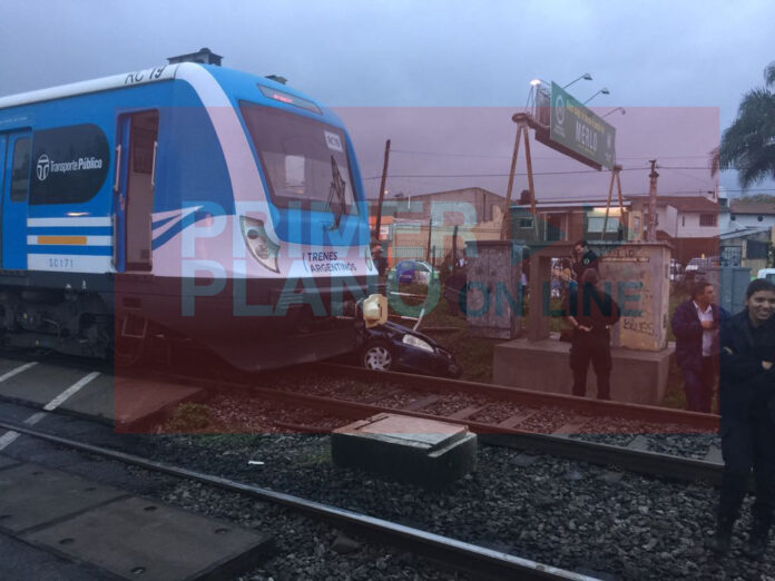Choque de un auto con un tren