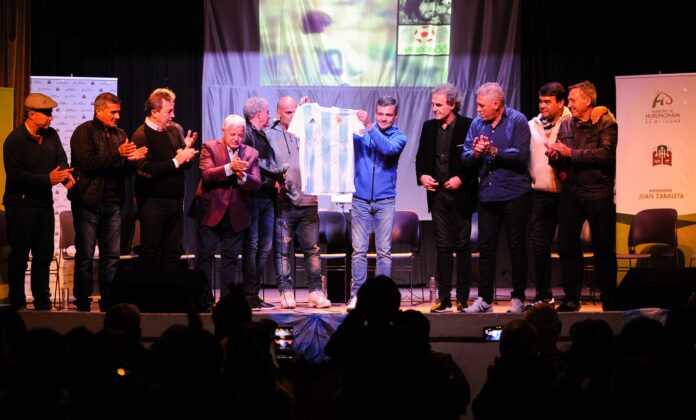 Zabaleta junto a los Campeones del 86