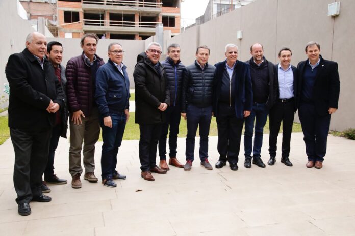 Intendentes en defensa de AySA
