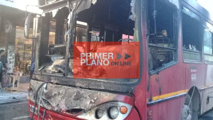 Colectivo incendiado en Morón
