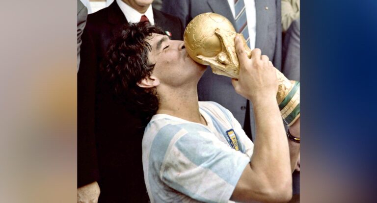 El ninguneo de Adorni a Maradona