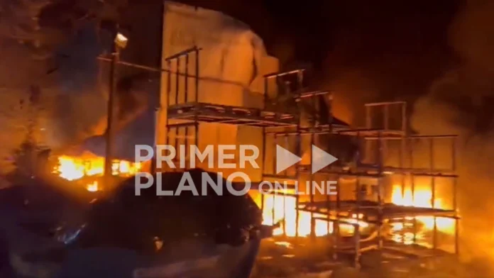 Moreno: voraz incendio destruyó fábrica de membranas cuando trabajadores iniciaban la producción diaria