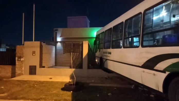 Colectivo se incrustó contra una casa