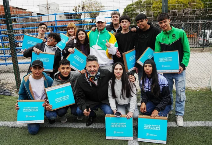 Entrega de computadoras en Merlo