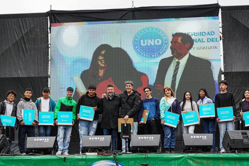 Entrega de computadoras en Merlo
