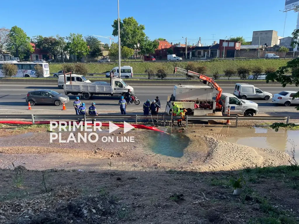 Rotura de caño en Acceso Oeste