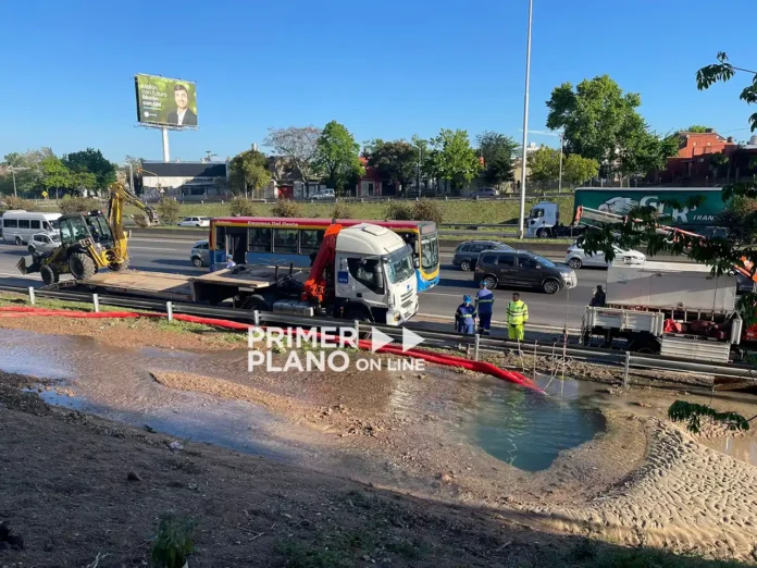 Rotura de caño en Acceso Oeste