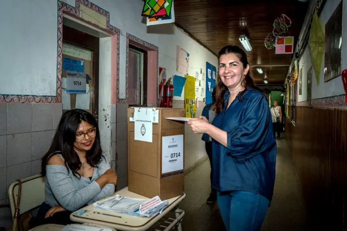 Votó Mariel Fernández