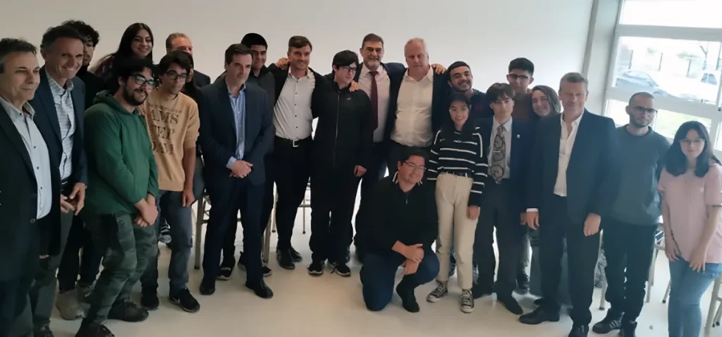 En una primera etapa se construyó un nuevo pabellón con aulas y laboratorios de 1.400 metros cuadrados. 