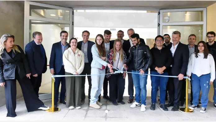 En una primera etapa se construyó un nuevo pabellón con aulas y laboratorios de 1.400 metros cuadrados.