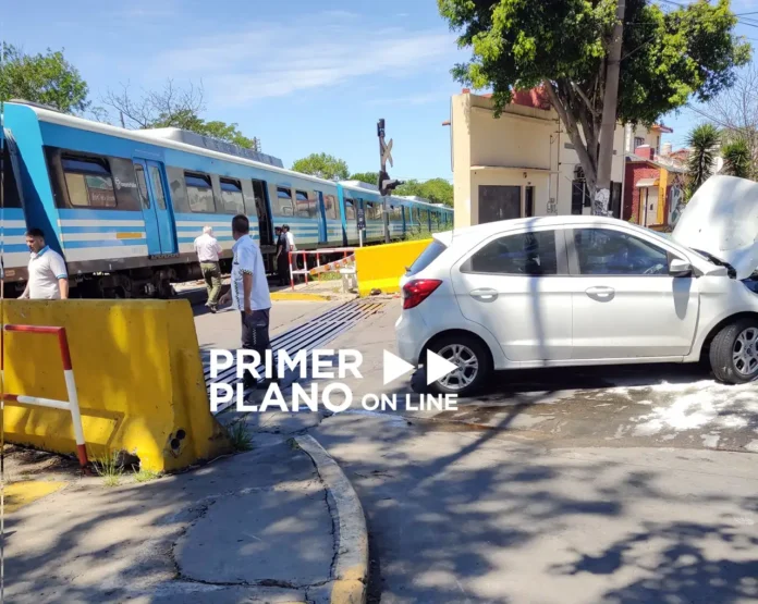 Auto embistió a tren en el PAN Zapiola
