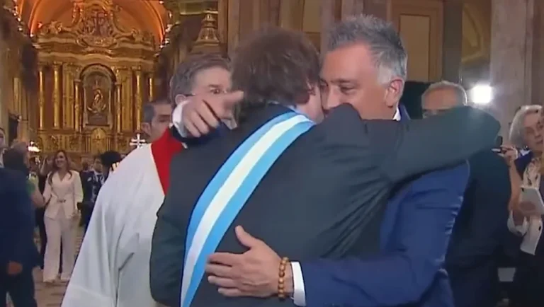 El abrazo entre Javier Milei y Sebastián Pareja