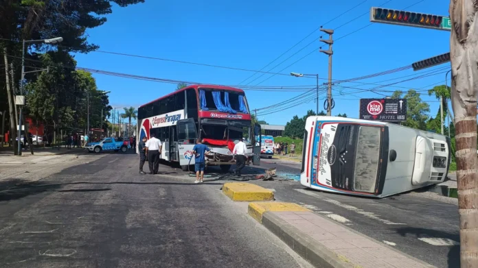 Choque micro y colectivo en Tigre