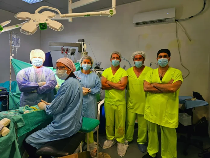 Joven operado despierto de tumor cerebral