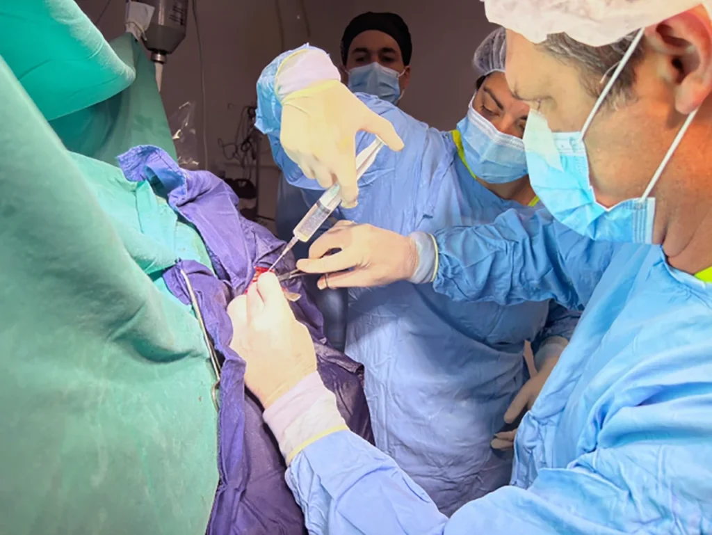 Joven operado despierto de tumor cerebral