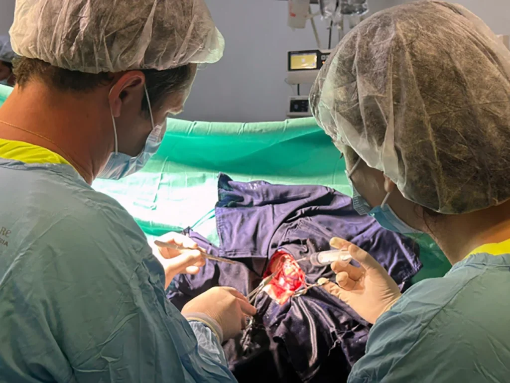 Joven operado despierto de tumor cerebral