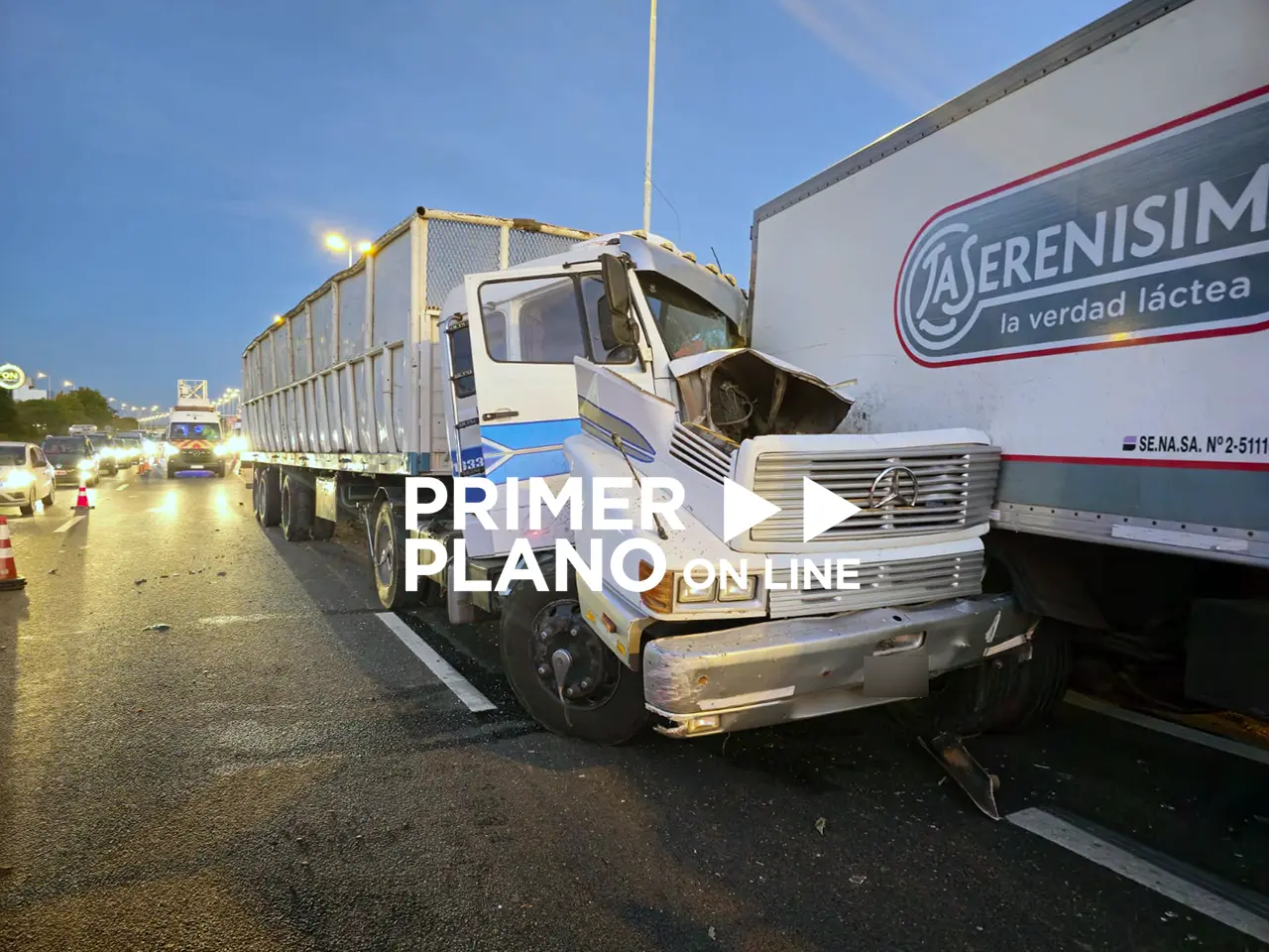 Choque en cadena en Acceso Oeste, altura Ituzaingó, con dos camiones