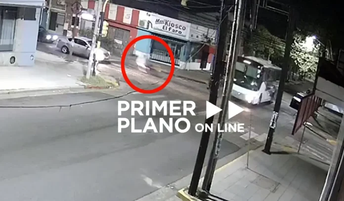 Moto chocó contra auto en el centro de Morón