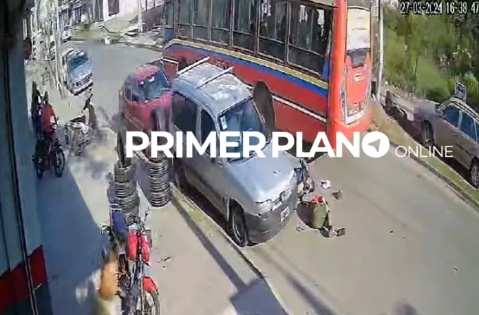 Choque colectivo y moto en Moreno