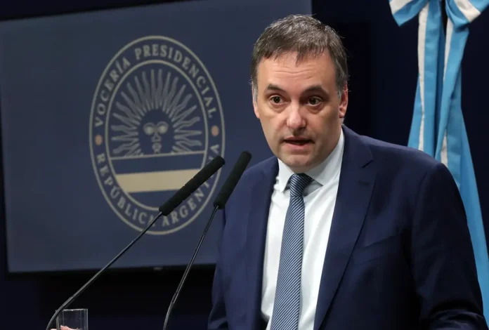 Manuel Adorni aburrido