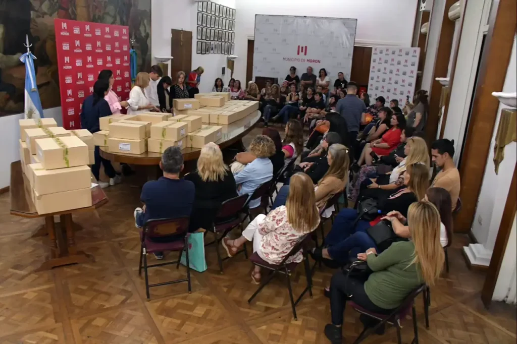 Entrega de repelentes a escuelas de Morón
