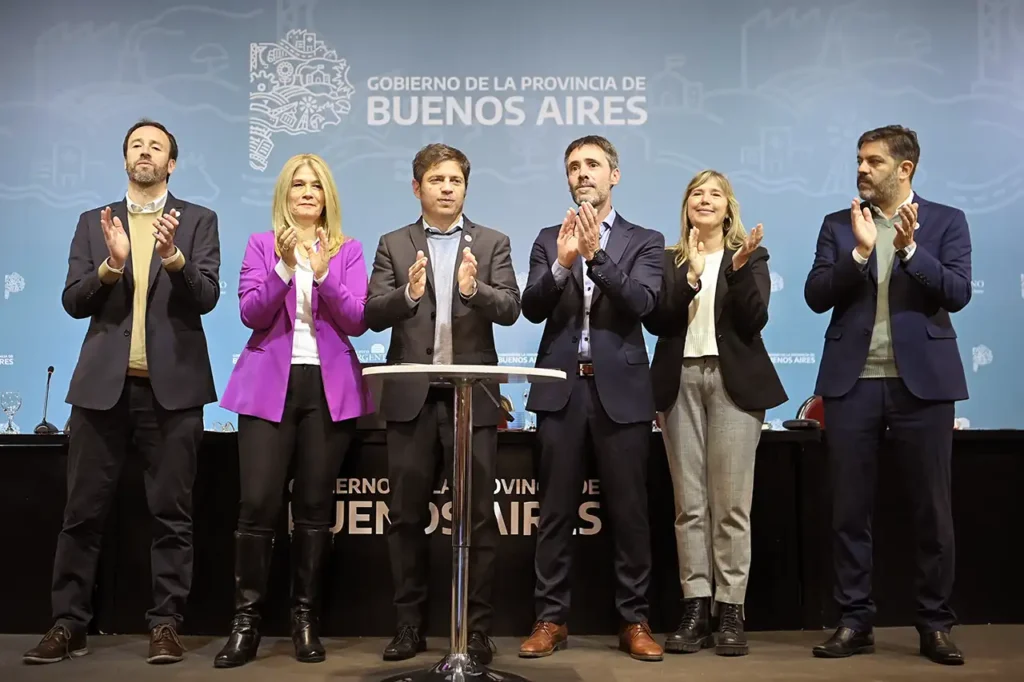 Kicillof firmó convenios con intendentes