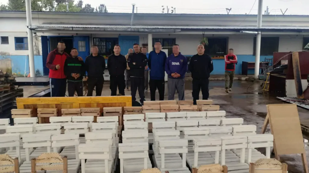 Presos elaboraron sillas para un jardín de infantes