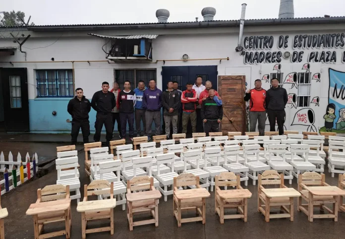 Presos elaboraron sillas para un jardín de infantes