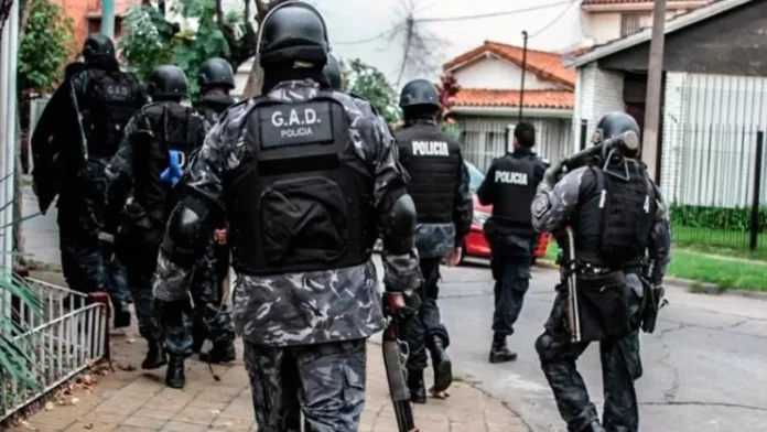 Policía roba cables
