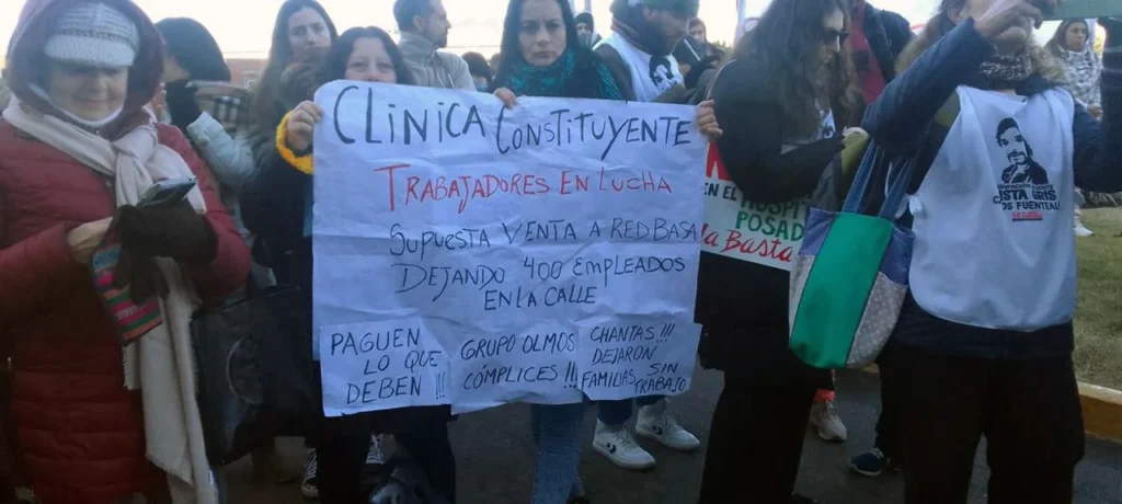 Protesta de trabajadores por despidos en el hospital Posadas