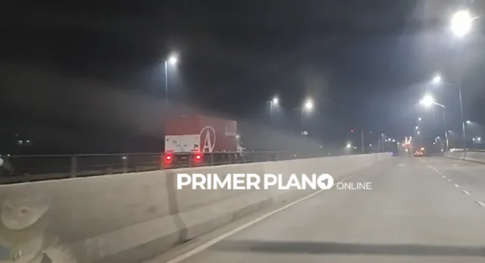 Camión a contramano en el puente nuevo