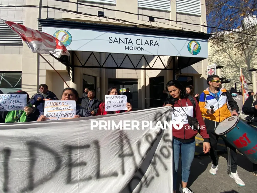 Protesta de trabajadores de la ex clínica Constituyentes de Morón