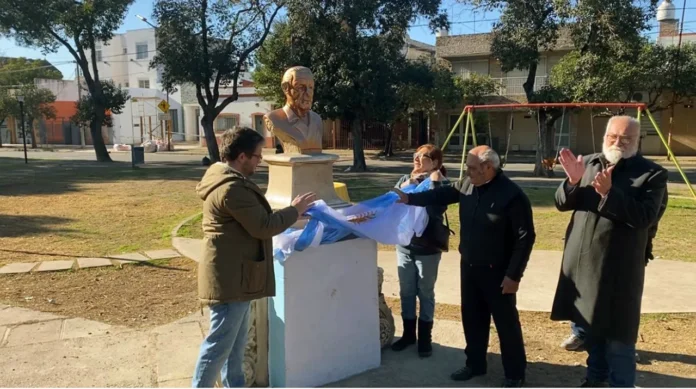 Homenaje a René Favaloro en Haedo