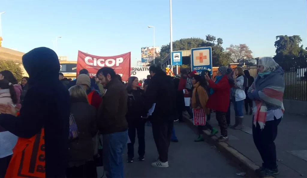 Protesta de trabajadores por despidos en el hospital Posadas