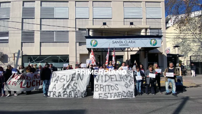 Protesta de trabajadores de la ex clínica Constituyentes de Morón