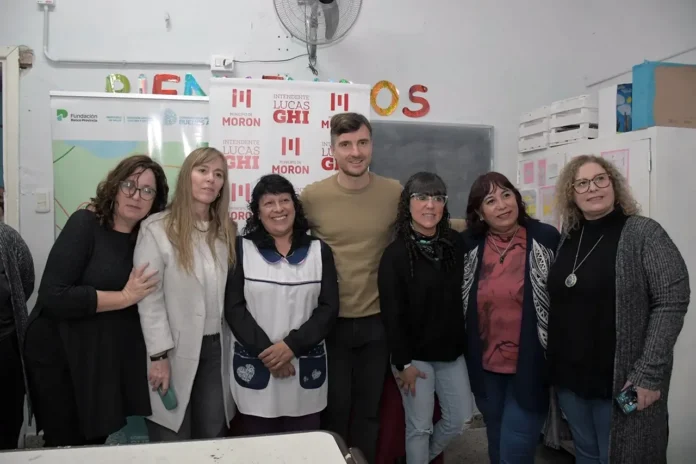 Entrega de anteojos a niñas y niños de Morón