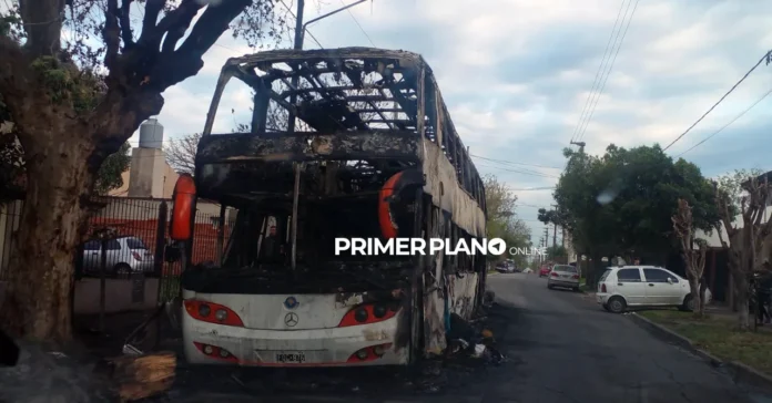 Incendio de micro de larga distancia en Ituzaingó