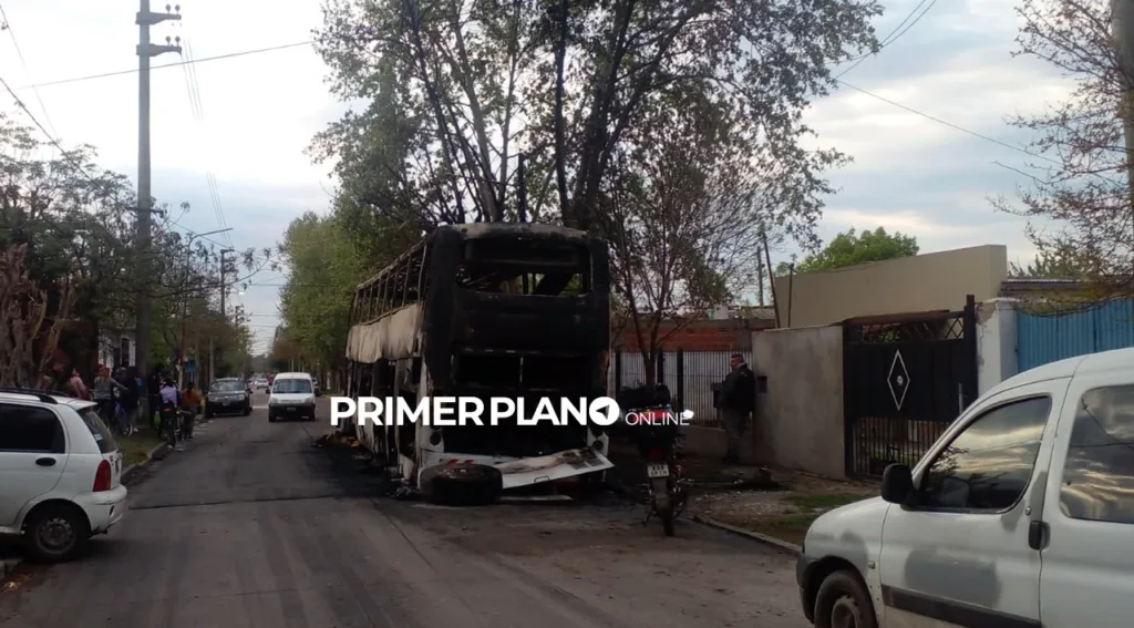Incendio de micro de larga distancia en Ituzaingó