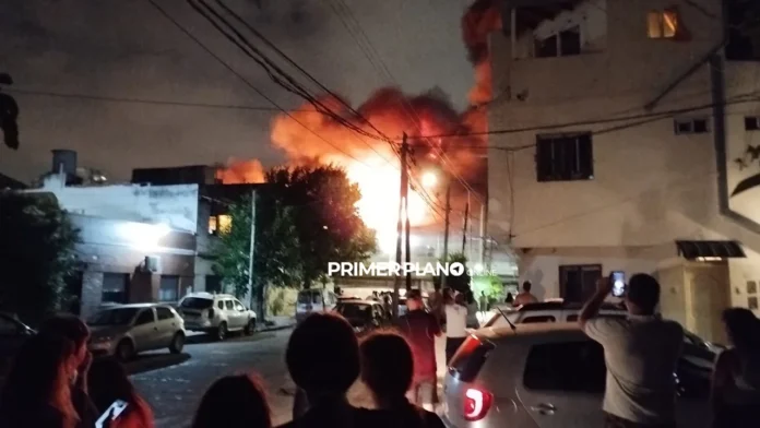 Incendio en una fábrica de almohadas