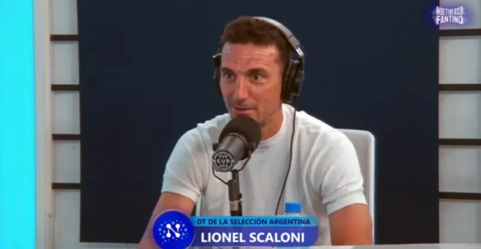 Scaloni con el entrenador de sus hijos