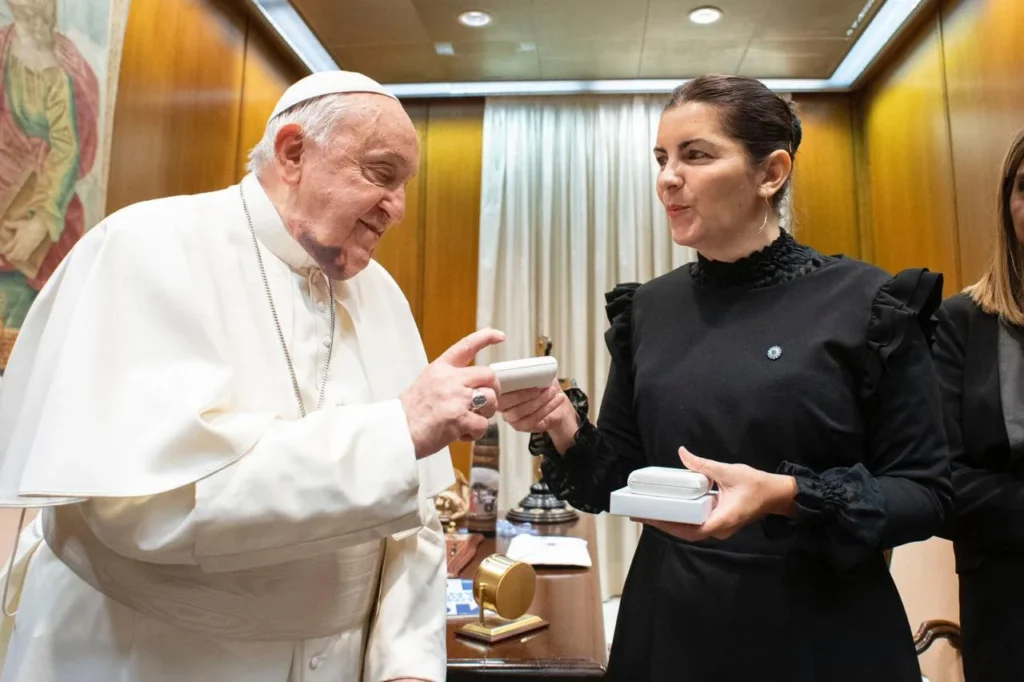 Para Francisco recibió a Mariel Fernández