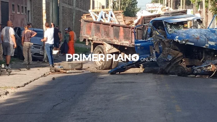 Camión embistió a dos personas