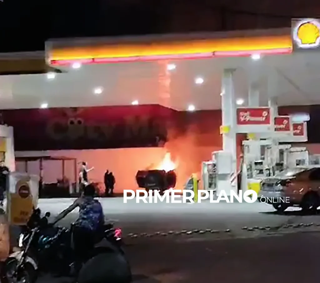 Auto incendiado en estación de servicio