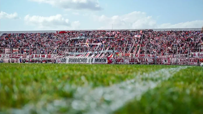 Hinchas de Morón en defensa de los jubilados